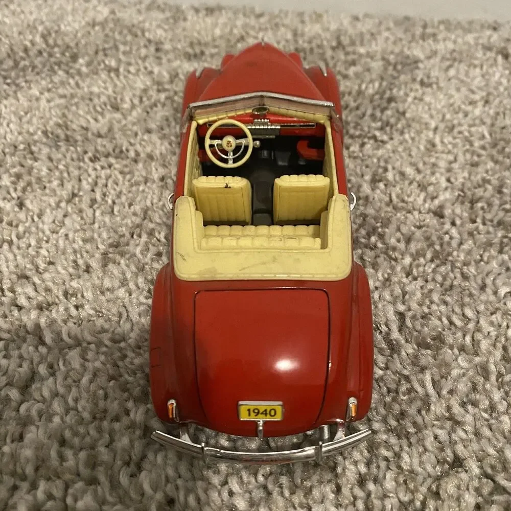 Signature 1940 Cadillac Sedan Series 62 1:32 Scale Diecast Red Model Car
